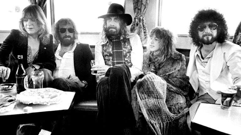 "Fleetwood Mac" est issu de la combinaison des noms de famille de Mick Fleetwood et John McVie - batteur et bassiste de la formation.