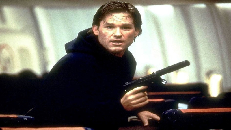 Kurt Russel, l'arme au poing, dans "Ultime Décision" ("Executive Decision")