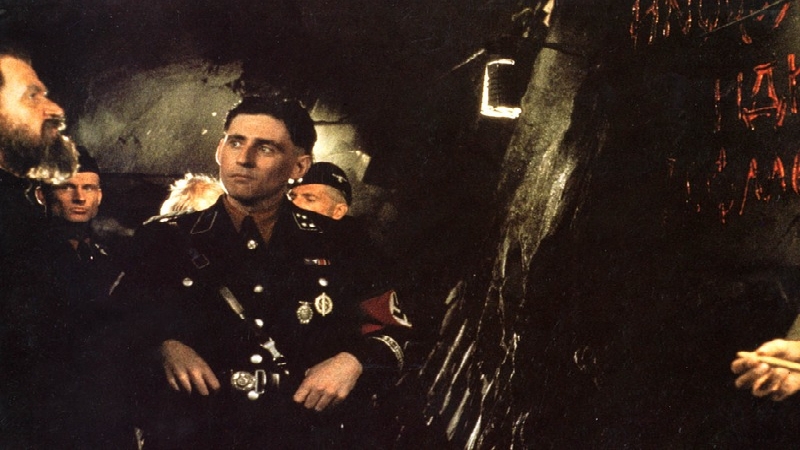 Gabriel Byrne, fidèle à lui-même, livre une prestation magistrale, préfigurant peut-être certains des grands salauds des futurs drames historiques fantastiques. Par certains aspects, son officier nazi dans The Keep semble une ébauche du cruel personnage incarné par Sergi López dans le sublime Le Labyrinthe de Pan.