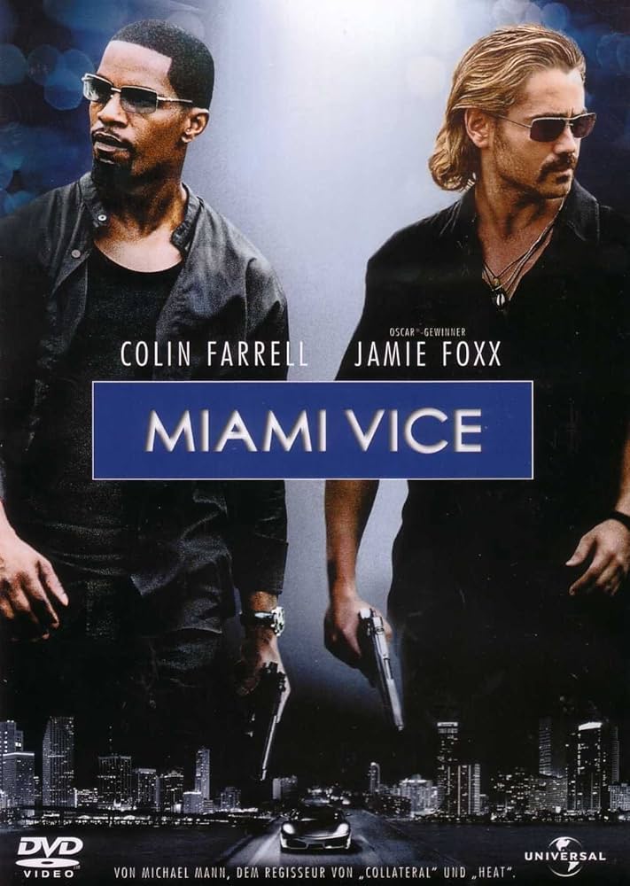 La méthode Michael Mann : pour garantir un maximum d’authenticité, le réalisateur a demandé à ses acteurs de s’entraîner avec de véritables agents d’infiltration. Jamie Foxx et Colin Farrell ont ainsi pu observer de véritables opérations à distance. Mais pour Farrell, l’expérience a pris un tournant inattendu : jugé suffisamment crédible, il a été invité à participer à une mission d’infiltration filmée — dont certains extraits figurent dans les bonus du DVD. Lors de l’opération, des armes ont été dégainées, des identités compromises. Pris de panique, convaincu que sa vie était en danger, l’acteur a déchiré sa chemise pour prouver qu’il ne portait pas de micro. Un réflexe improvisé salué plus tard par les agents comme une réaction réaliste et instinctive. Ce n’est qu’au terme d’une nuit d’insomnie et d’anxiété que Farrell a appris la vérité : tout avait été orchestré comme un exercice, et il devait en être informé… au débriefing du lendemain matin !