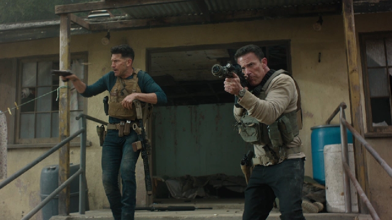 Cette suite marque le retour de The Accountant près de neuf ans après la sortie du premier opus en 2016, renouant avec l’univers sombre et méthodique qui avait séduit le public