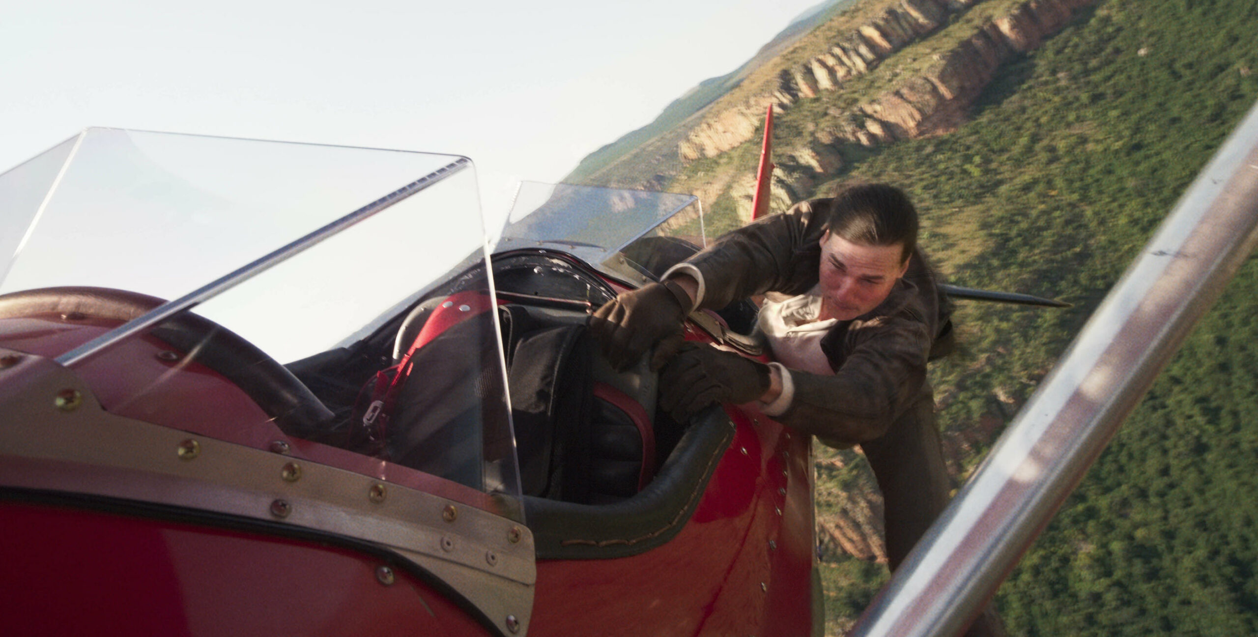 La scène qui fait tant parler ces derniers jours a été capturée dans les airs… avec la Tom Cruise "Touch". L’acteur a sauté d’un hélicoptère, équipé d’un harnais spécial auquel était fixée une tige prolongée d’une mini-caméra, pointée droit sur son visage. L’astuce ? La tige restait invisible à l’image, donnant l’illusion d’une prise flottante en pleine chute libre. Une prouesse technique au service d’un vertige, lui, bien réel !