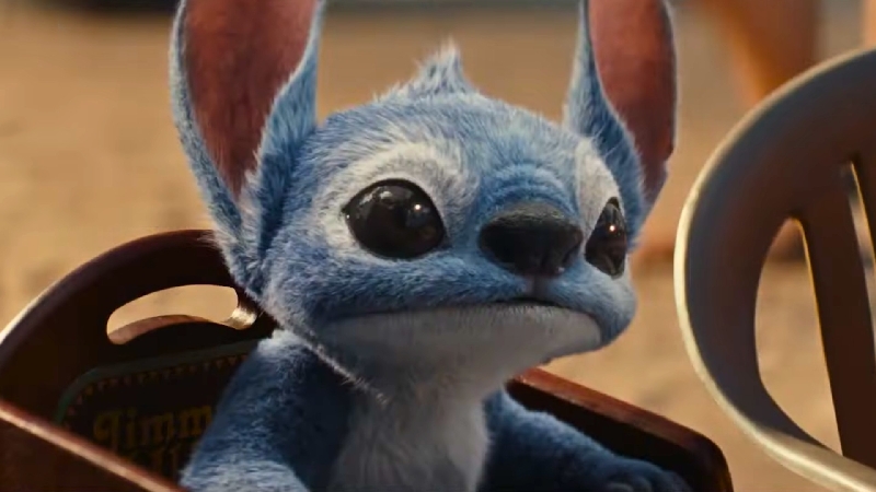 Les deux films partagent plusieurs liens du destin : Ving Rhames, voix emblématique de Cobra Bubbles dans le Lilo & Stitch original, aurait été approché pour reprendre un rôle dans le remake. Mais il a dû décliner l’invitation, pris par le tournage de Mission: Impossible – The Final Reckoning (2025)… sorti exactement le même jour que le film Disney !