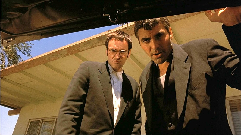 Un duo qui, à l’époque, faisait des étincelles à l’écran (nettement moins aujourd’hui). La réplique culte « No thanks, I've already had a wife » (« Non merci, j’ai déjà eu une femme »), lancée par George Clooney, était en réalité une improvisation. Le réalisateur Robert Rodriguez ne comptait pas l’inclure dans le montage final, mais après que le studio l’a utilisée dans une bande-annonce, il s’est senti contraint de la garder dans le film