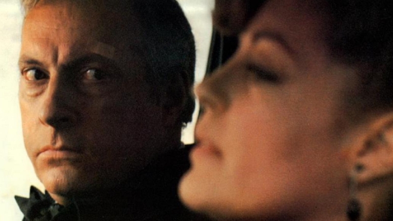 Le roman 'Brainwash' ('À table !') de John Wainwright  a été repéré par Michel Audiard, qui en a suggéré l’adaptation à Ariane Films. Ce sont finalement Marcel Dancigers et Alexandre Mnouchkine qui ont proposé la réalisation à Claude Miller