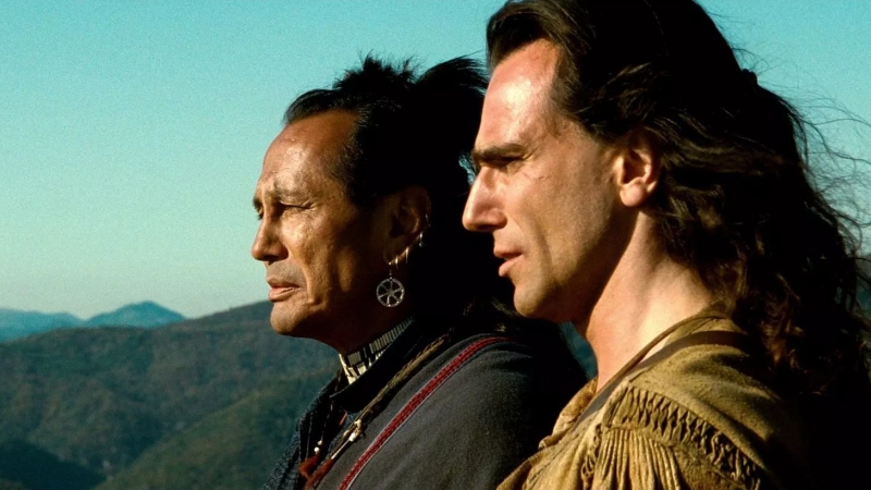 Fidèle à sa légende d’acteur total, Daniel Day-Lewis s’est immergé des mois durant dans la nature sauvage, là où son personnage aurait pu vivre. Il a chassé, pêché et survécu en autonomie, afin d’incarner Hawkeye avec une authenticité viscérale
