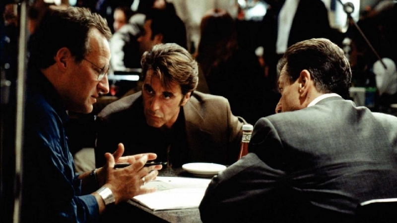 C’est cette scène devenue mythique — la rencontre entre le flic et le voleur autour d’un café — qui a convaincu Robert De Niro de rejoindre le projet. Lui, Al Pacino et Michael Mann ont ensuite reconnu qu’ils attendaient ce face-à-face avec une impatience fébrile, conscients de sa portée iconique avant même que la caméra ne tourne