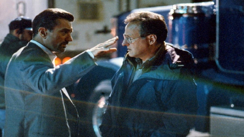 Michael Mann a réalisé Heat en hommage à un ami détective de Chicago, dont la traque obsessionnelle d’un braqueur nommé Neil McCauley — qu’il avait pourtant rencontré dans un cadre non violent autour d’un café — s’est achevée par une fusillade fatale. Cette histoire vraie, à la frontière de l’amitié et du devoir, a profondément marqué le cinéaste et nourri toute la tension tragique de Heat