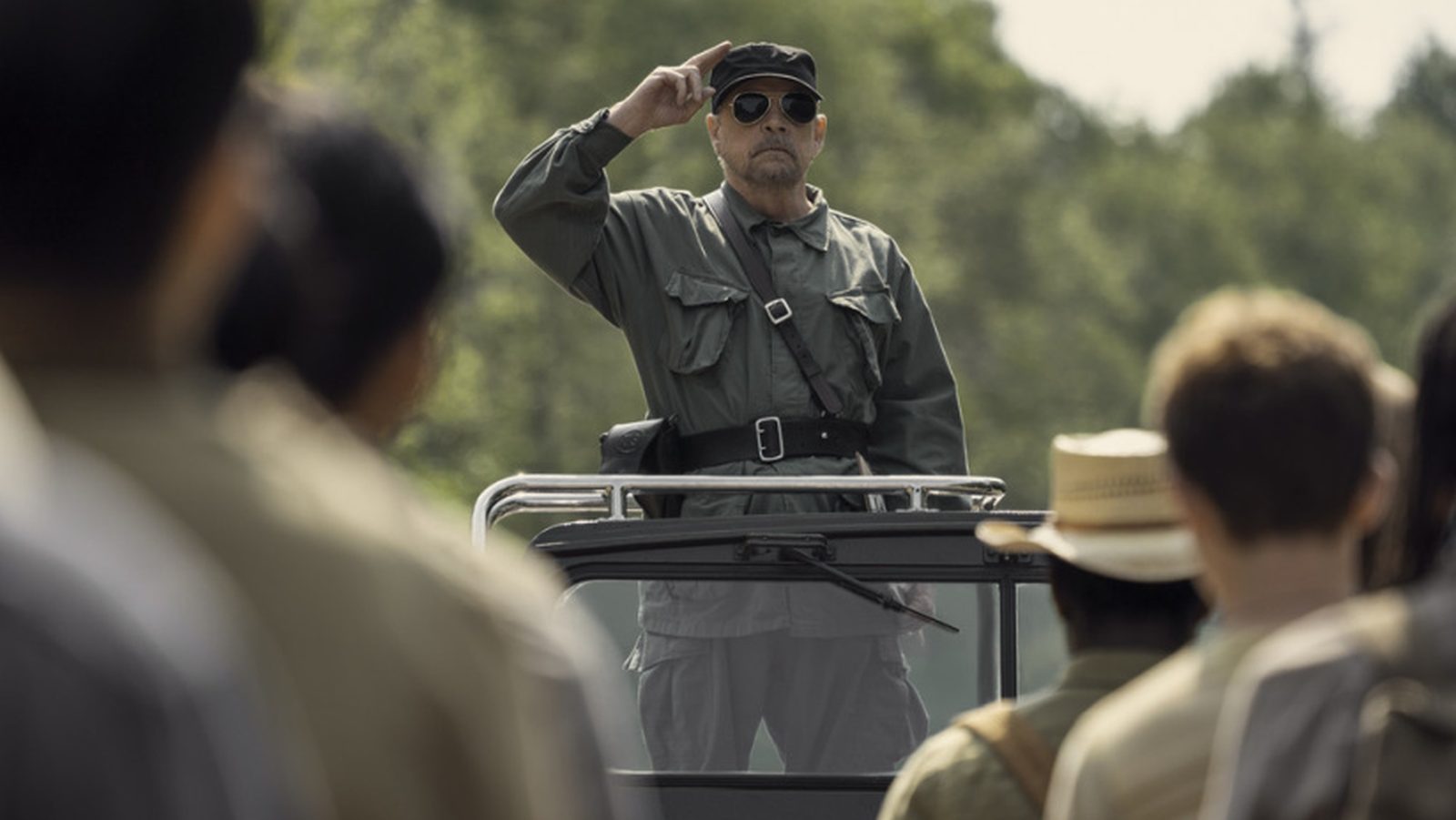 Quand Francis Lawrence lui propose d’endosser le rôle du Major dans The Long Walk, Mark Hamill n’a pas eu besoin de chercher bien loin pour convoquer ses démons. “Je sais qui est ce type. Je l’ai vu de mes propres yeux”, confie-t-il, en évoquant son adolescence passée à fréquenter une école voisine d’une base militaire US au Japon : “Sous un soleil écrasant, les officiers les poussaient à bout… Si vous vomissiez, ils vous forçaient à l’avaler.”