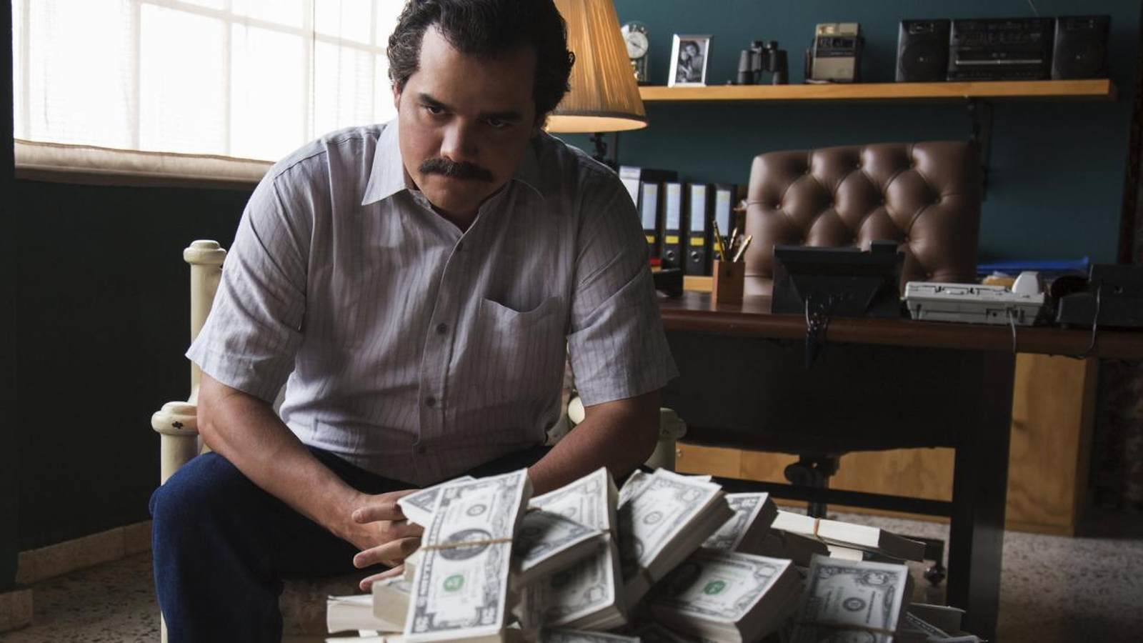 Wagner Moura considère Narcos (2015) comme son entrée officielle dans l'industrie cinématographique internationale, car Elysium (2013) ressemblait plus à une expérience, son personnage n'y avait pas une grande pertinence - selon lui
