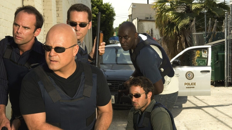The Shield: Pour se glisser dans la peau de Vic Mackey, Michael Chiklis n’a pas seulement suivi un entraînement physique intensif : il a également appris l’espagnol afin de rendre son personnage encore plus crédible