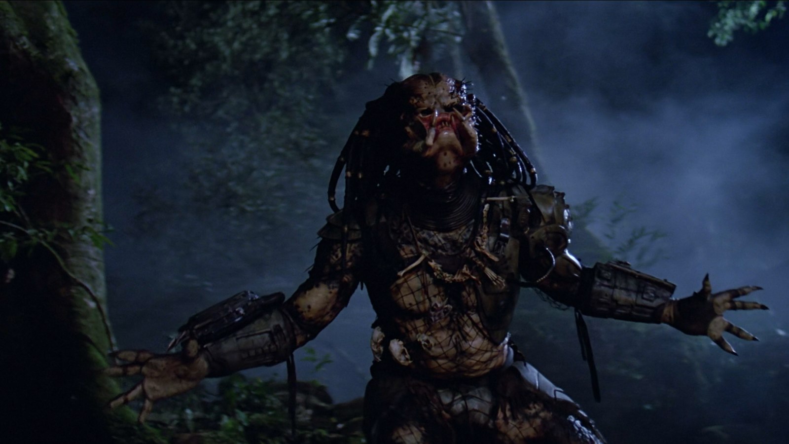 Kevin Peter Hall confiait que le tournage relevait moins du cinéma que de la survie. Exemple marquant : dans la scène où le Predator traque Dutch, l’eau était stagnante, boueuse… et grouillait de sangsues