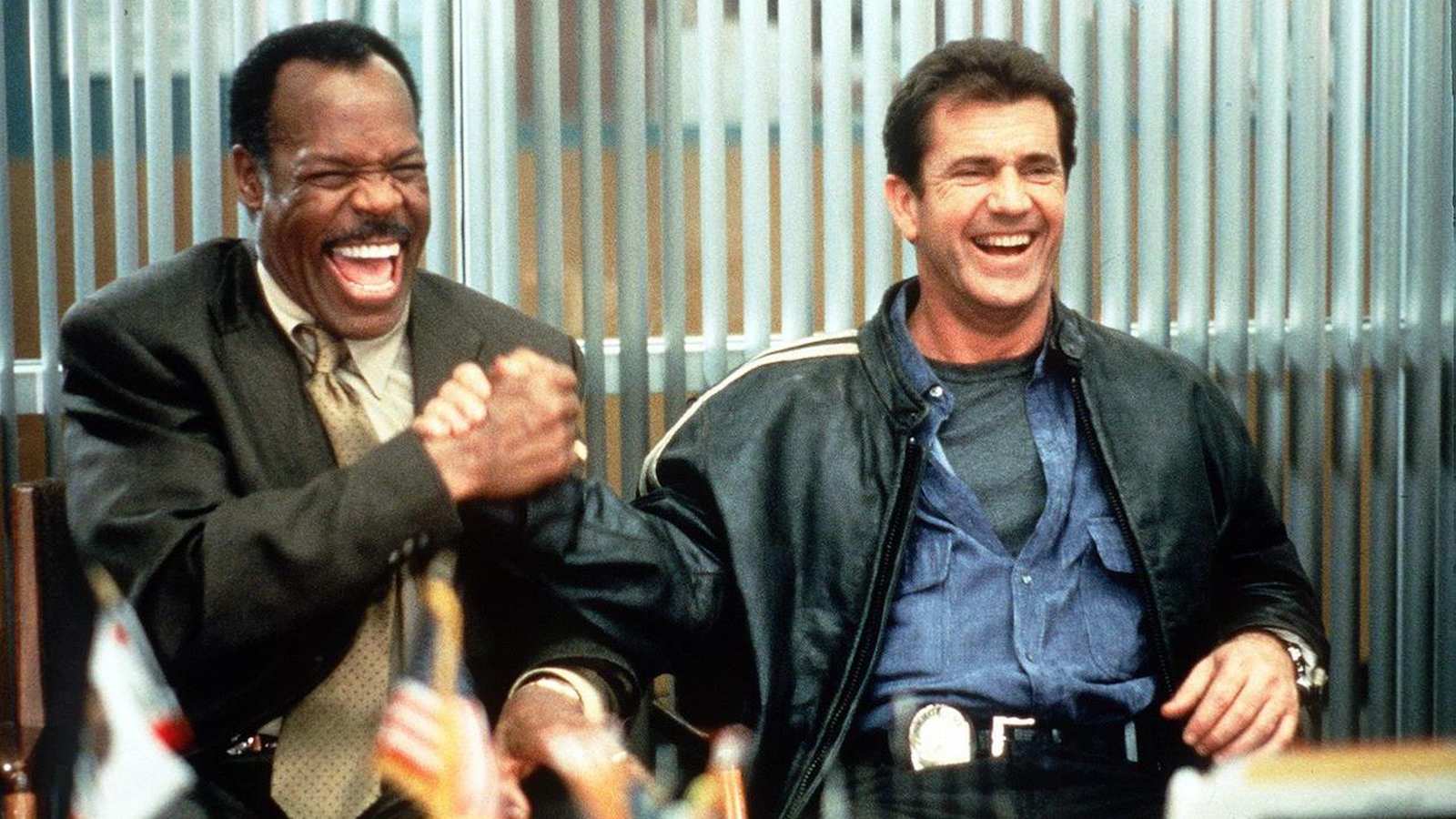 Des films de camaraderie... Pour le 2ème volet, la séquence « bombe dans les toilettes » a été utilisée comme bande-annonce préliminaire du film. Ladite bande-annonce se terminait par les toilettes atterrissant sur la voiture de Murtaugh et la voix off annonçant « Ils n'en peuvent plus ! »... nous étions en 89.