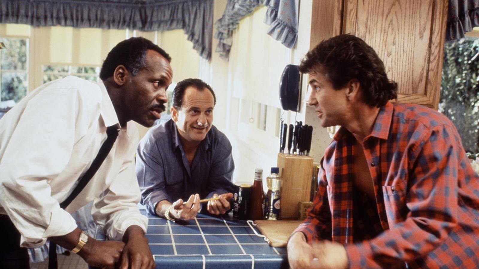 Pendant le tournage, Richard Donner a été choqué lorsque Mel Gibson lui a confié qu'il buvait cinq pintes de bière au petit-déjeuner. Malgré ses problèmes d'alcoolisme, Gibson était connu pour son professionnalisme et sa ponctualité.