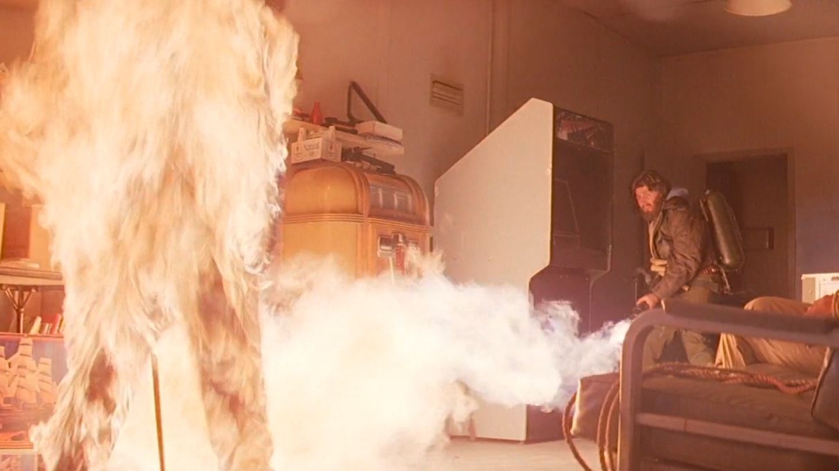 'The Thing' (John Carpenter, 1982): Le lendemain d’une scène tournée au lance-flammes, Kurt Russell s’est amusé à piéger John Carpenter en se présentant sur le plateau le visage et la tête entièrement enveloppés de bandages, feignant une grave brûlure