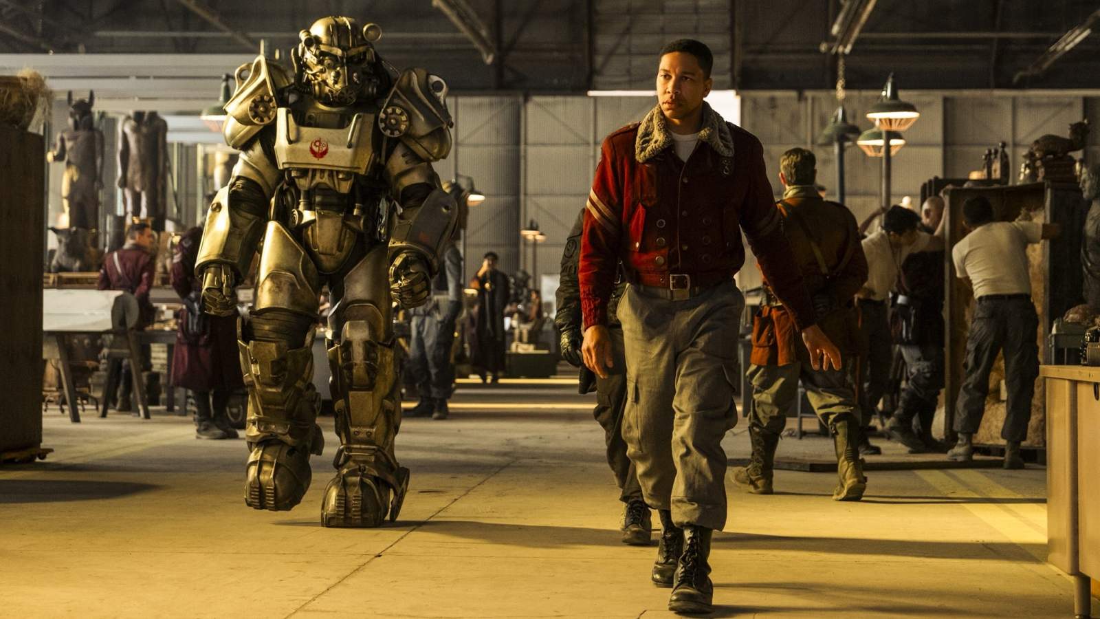 La besace XXL portée par les écuyers — clin d’œil complice aux jeux où l’inventaire trop chargé ralentit le joueur — possède, grâce à la série, sa représentation en prise de vues réelles