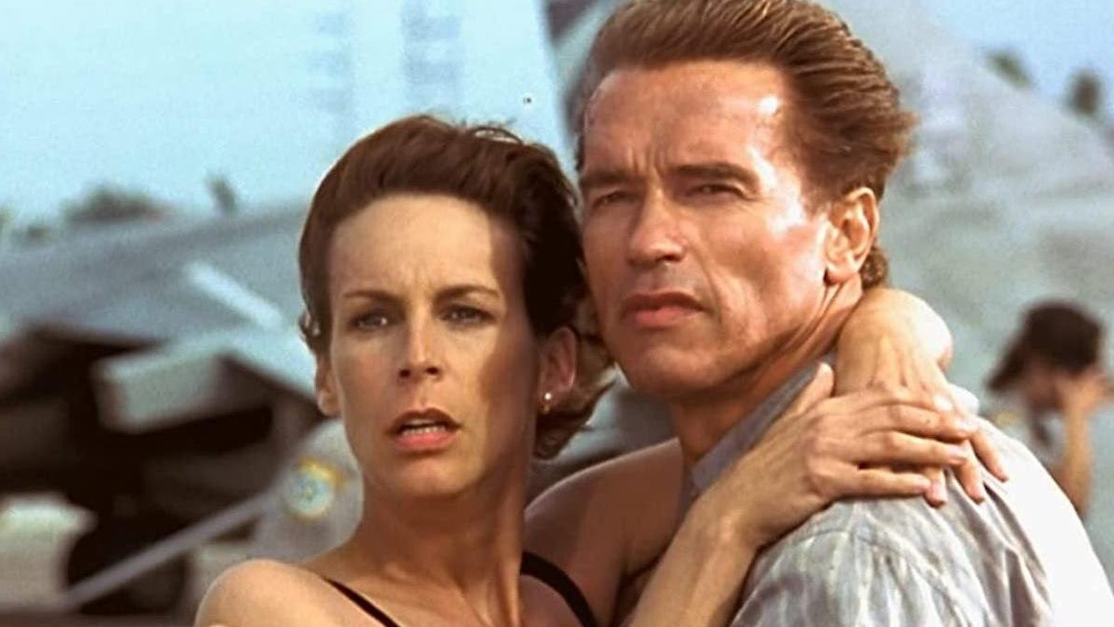 Dans la séquence centrée sur le personnage incarné par Bill Paxton, c’est James Cameron lui-même que l’on peut entendre prêter sa voix au pilote d’hélicoptère, lâchant la réplique devenue culte : « Elle a la tête sur les genoux du mec, Yahoo ! »