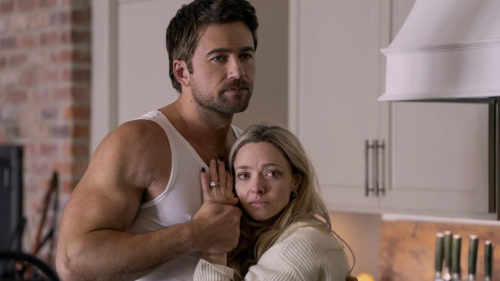 Brandon Sklenar et Amanda Seyfried, oui, dans ce film, la taille compte