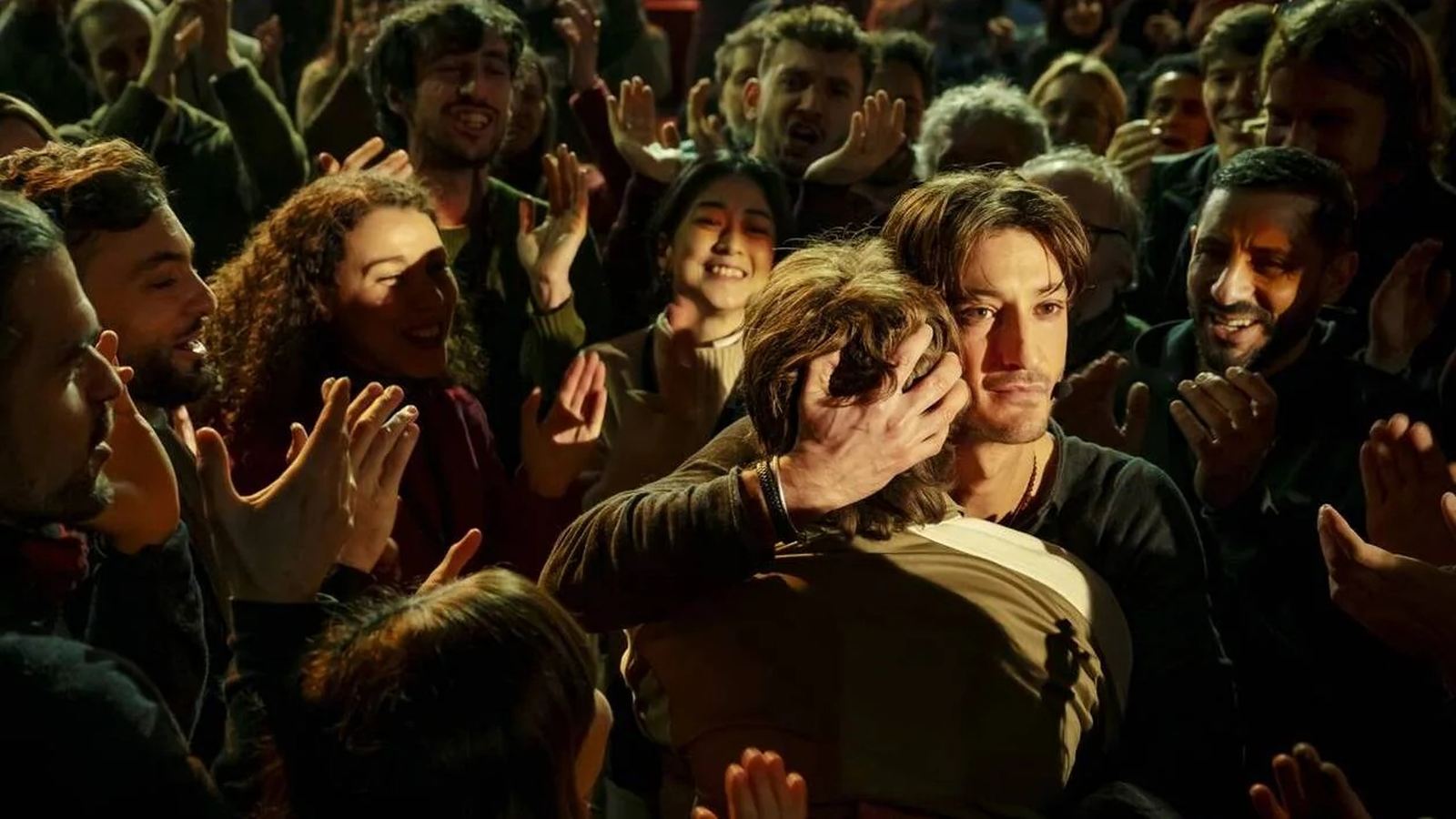 Mise en scène explicite et assumée de la position de héros salvateur incarné par Pierre Niney