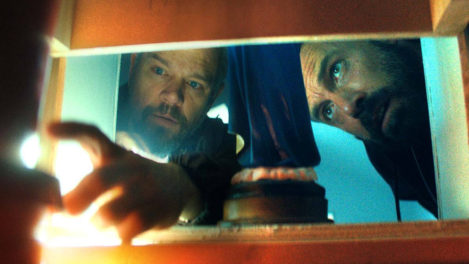 Le tatouage de Dane Dumars (Matt Damon) fait écho à La Route de Cormac McCarthy, et à sa question centrale : peut-on se dire “les gentils” tout en franchissant des limites morales irréversibles ?