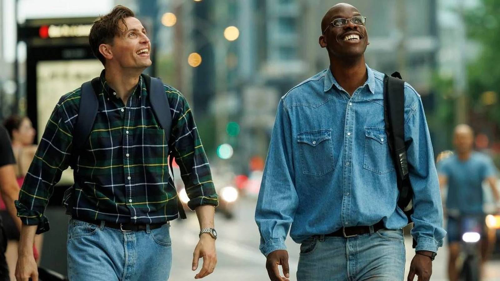 Quel bonheur de pouvoir enfin lever les yeux vers un écran
pour s’éprouver petit devant une grande histoire de cinéma