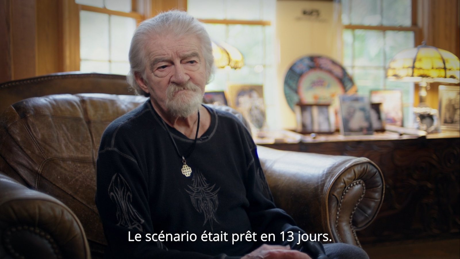 Joe Eszterhas, scénariste légendaire du non moins mythique Paul Verhoeven, revient face à la caméra de Julien Dupuy et Jérémy Fauchoux sur la genèse du script culte de Basic Instinct.