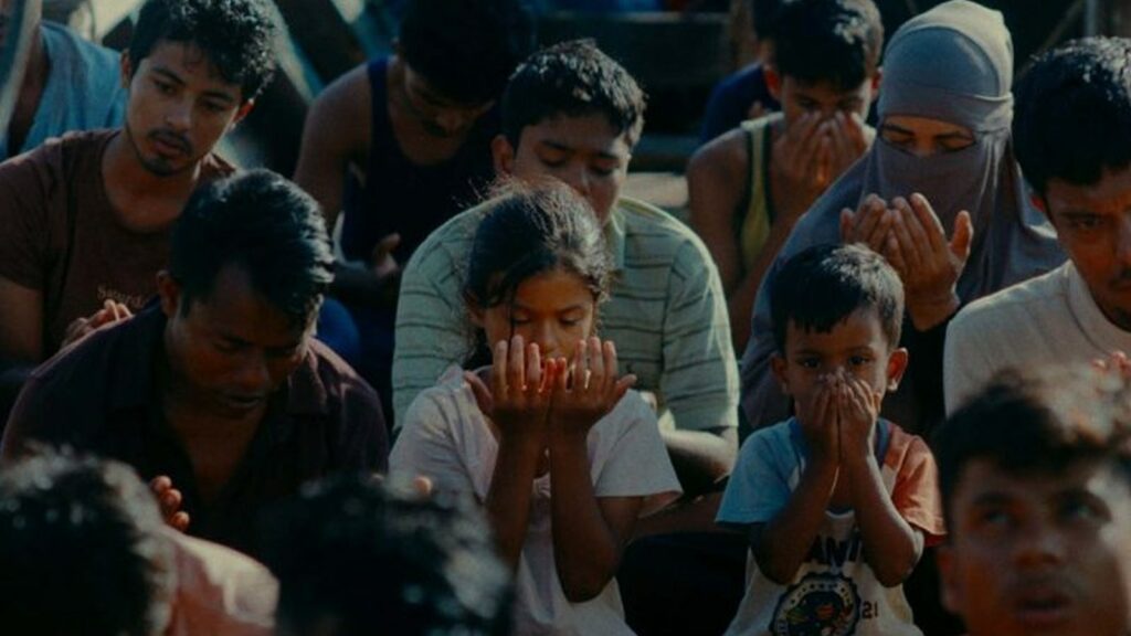 Les moments de prières rythment leur fuite vers la Malaisie et cela, depuis la la première séquence introduisant le film. Pourtant, au-delà de la foi religieuse, c’est la foi en l’humanité que le regard-caméra de Shafi semble interroger