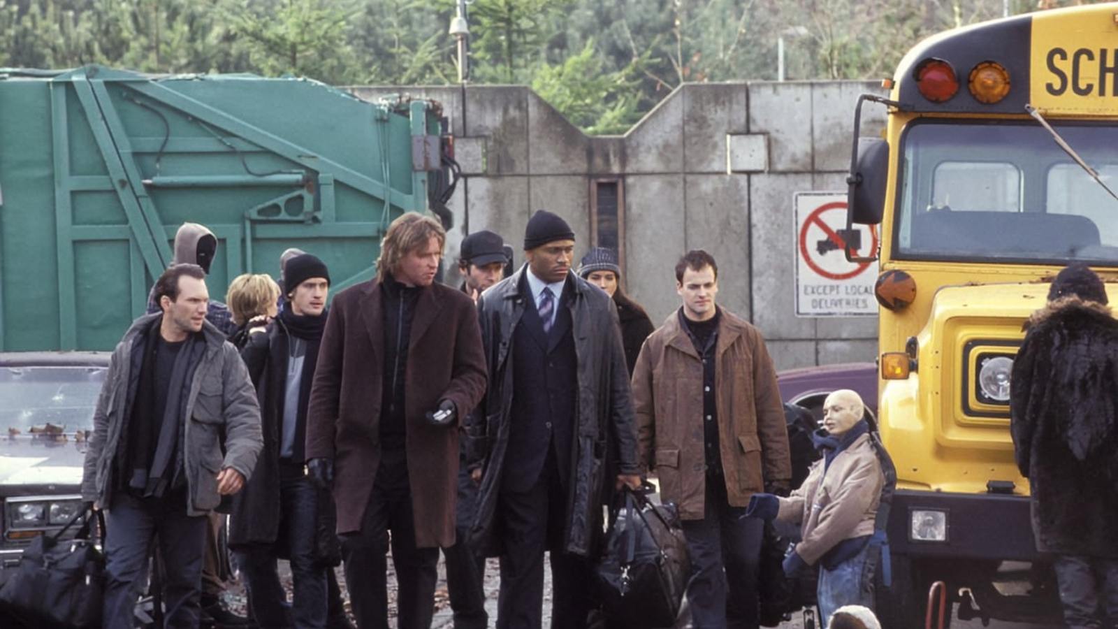 Le studio ne voulait aucun personnage central clairement identifié. Renny Harlin tenait à ce que chaque membre du groupe existe à égalité, sans victime désignée ni héros protégé, afin de préserver une idée simple mais redoutablement efficace : dans Mindhunters, « n'importe qui peut mourir à tout moment ». 