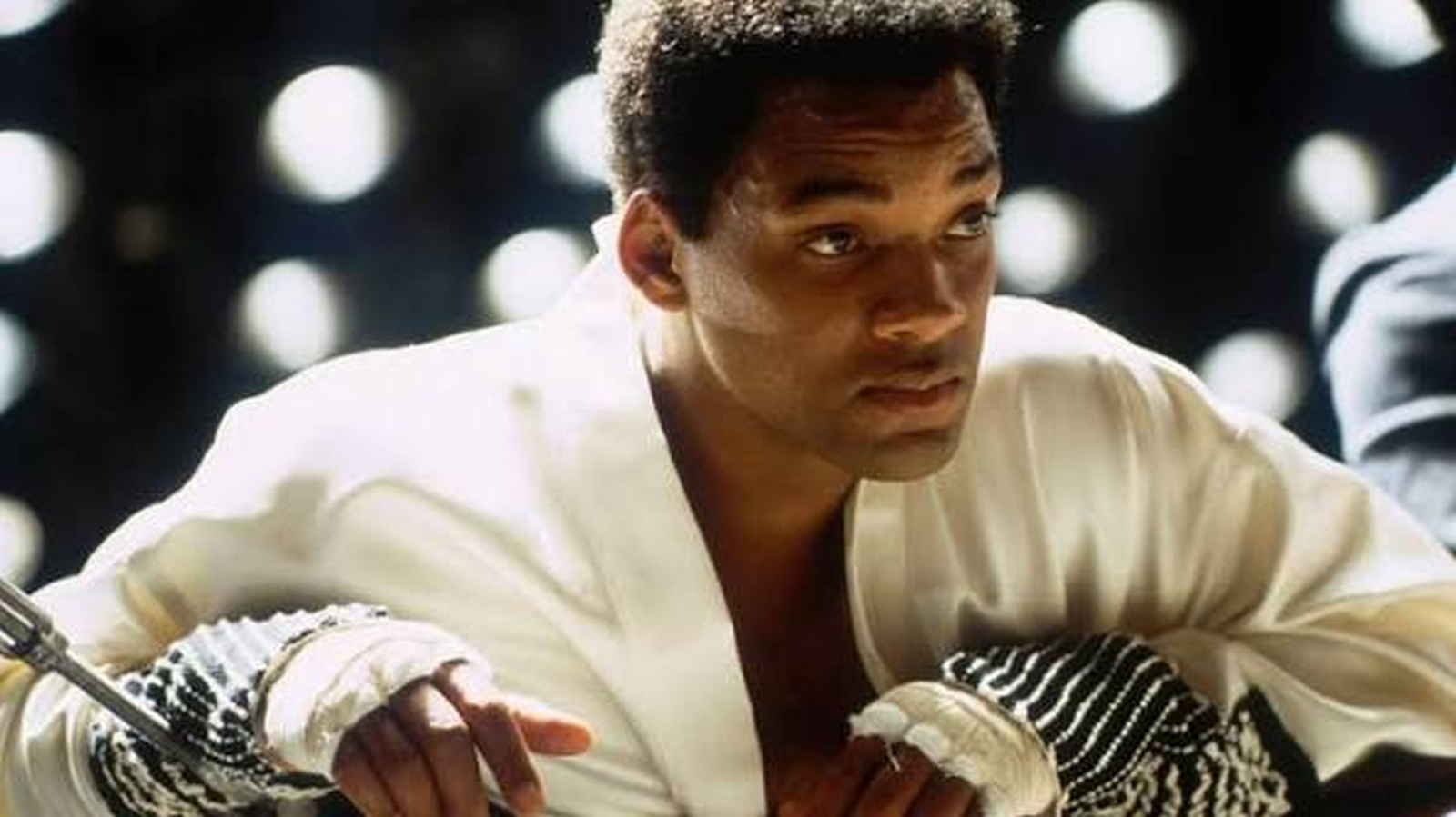 Pour devenir Muhammad Ali, Will Smith a suivi un entraînement de champion : installé à Aspen, dans le Colorado, pour profiter de l'altitude, il courait 8 km chaque matin avant trois heures de boxe et une après-midi complète de musculation. Résultat : près de 16 kg de muscle gagnés en moins de quatre mois.