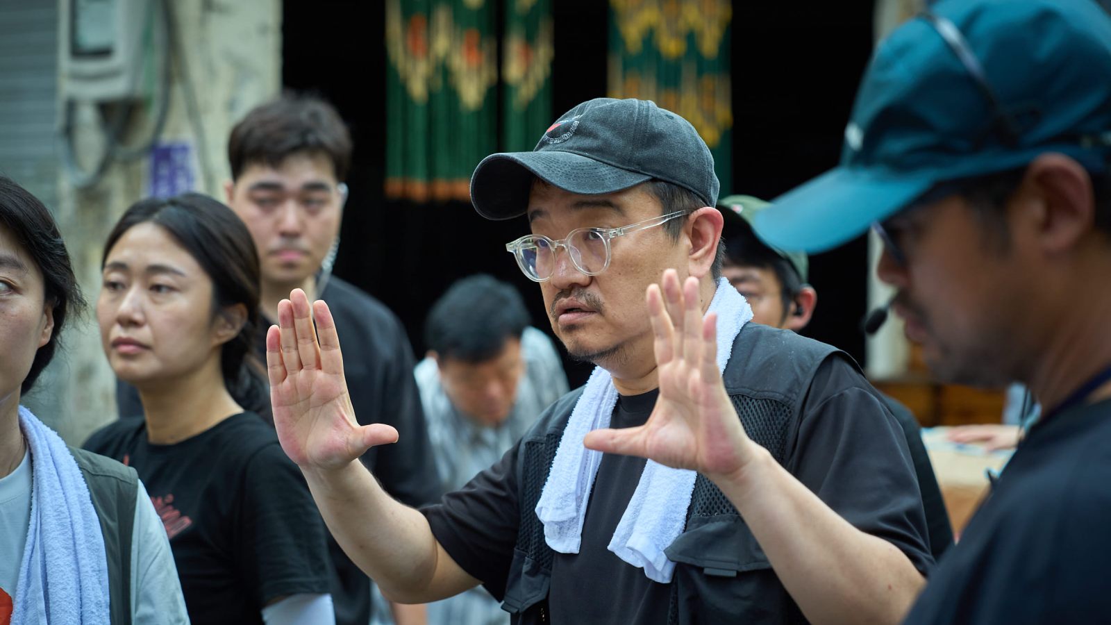Yeon Sang-ho dirigeant ses équipes lors du tournage © 2025 WOWPOINT and Plus M Entertainment.